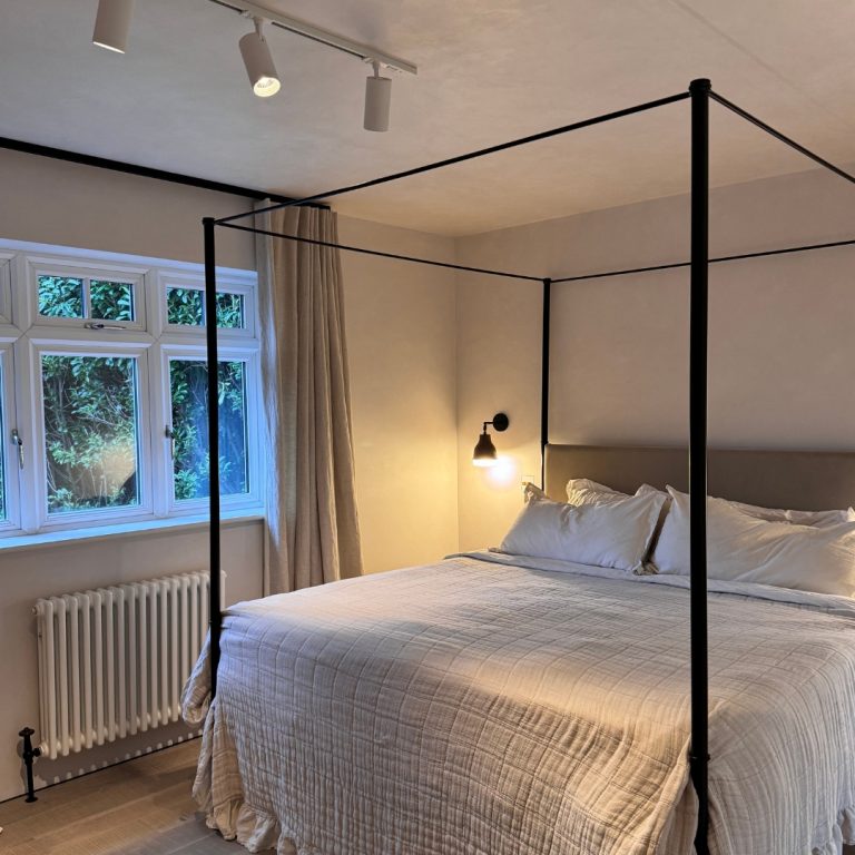 Tadelakt-artist-cloudy-plaster-finish-bedroom-uk